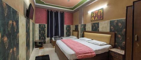 Un dormitorio con cama, mesita de noche y armario.