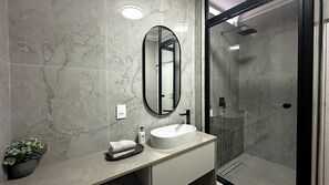 Secadora de cabello, toallas, jabón, papel de baño 