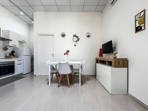 Fridge, oven, stovetop, coffee/tea maker