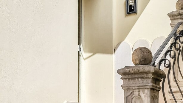 A staircase with a balustrade, a door, and a wall-mounted device. - Dolia Court - Dolianova (Dolianova)