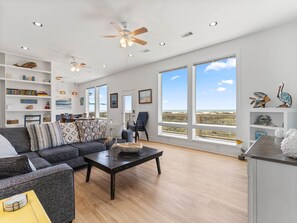 Smart TV, books - Driftwood Beach House: Your Perfect Getaway in Matagorda (Matagorda)