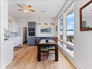 Dining - Driftwood Beach House: Your Perfect Getaway in Matagorda (Matagorda)
