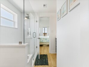 Shower, hair dryer, towels - Driftwood Beach House: Your Perfect Getaway in Matagorda (Matagorda)