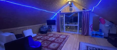 6 bedrooms, WiFi, bed sheets