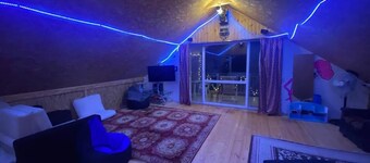 Phenomenal 6-bedroom house in welcoming Zeda Gordi awaits you.