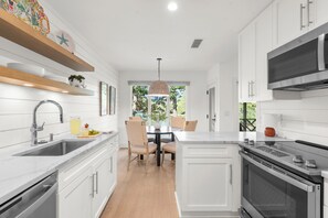 Fridge, microwave, oven, stovetop - Stunning remodeled Turtle Cove (Kiawah Island)