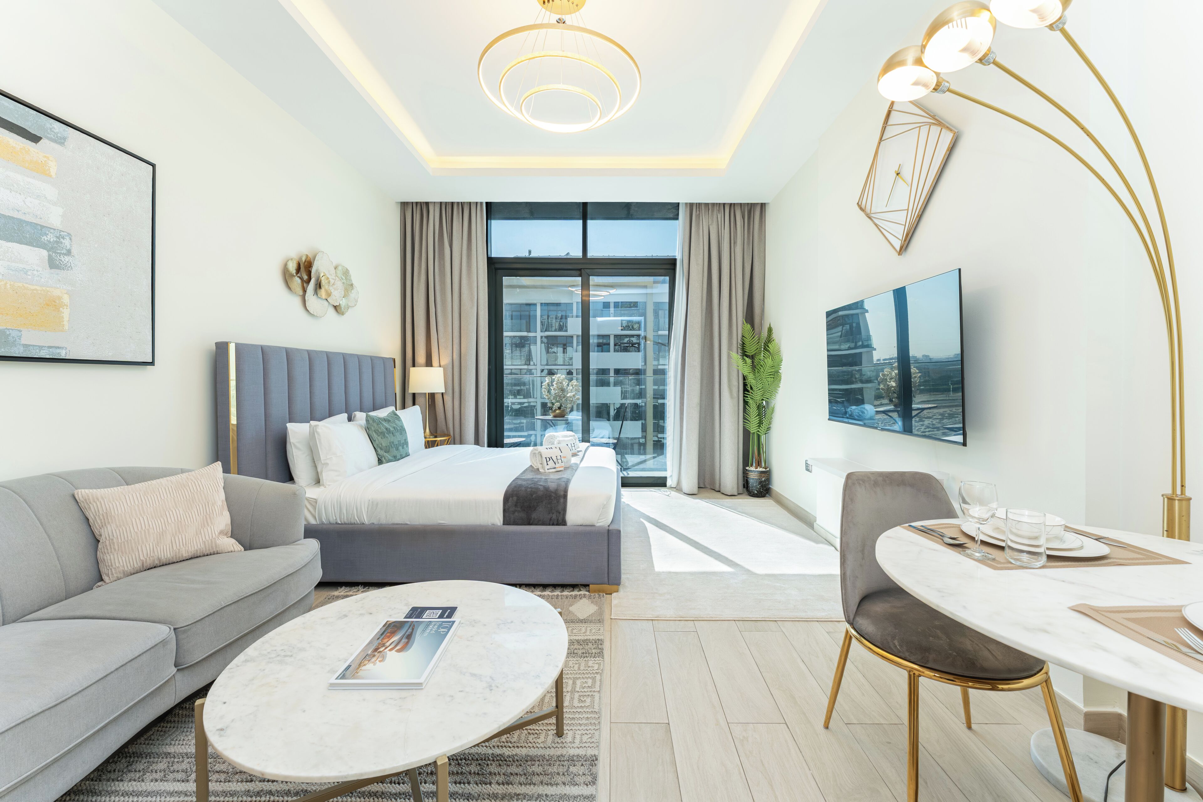 Exclusieve studio, niet-roken, uitzicht op de stad | Woonruimte | Een 40-inch smart-tv met digitale zenders
