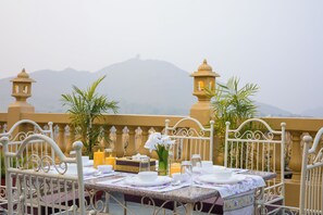 Outdoor dining - ELIVAAS Amber Royale 3 BHK with Pvt Pool (Kundal Ubeshwarji)