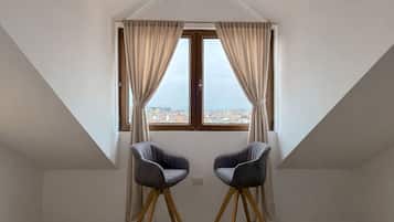 Double Room, 1 King Bed, City View | Interior