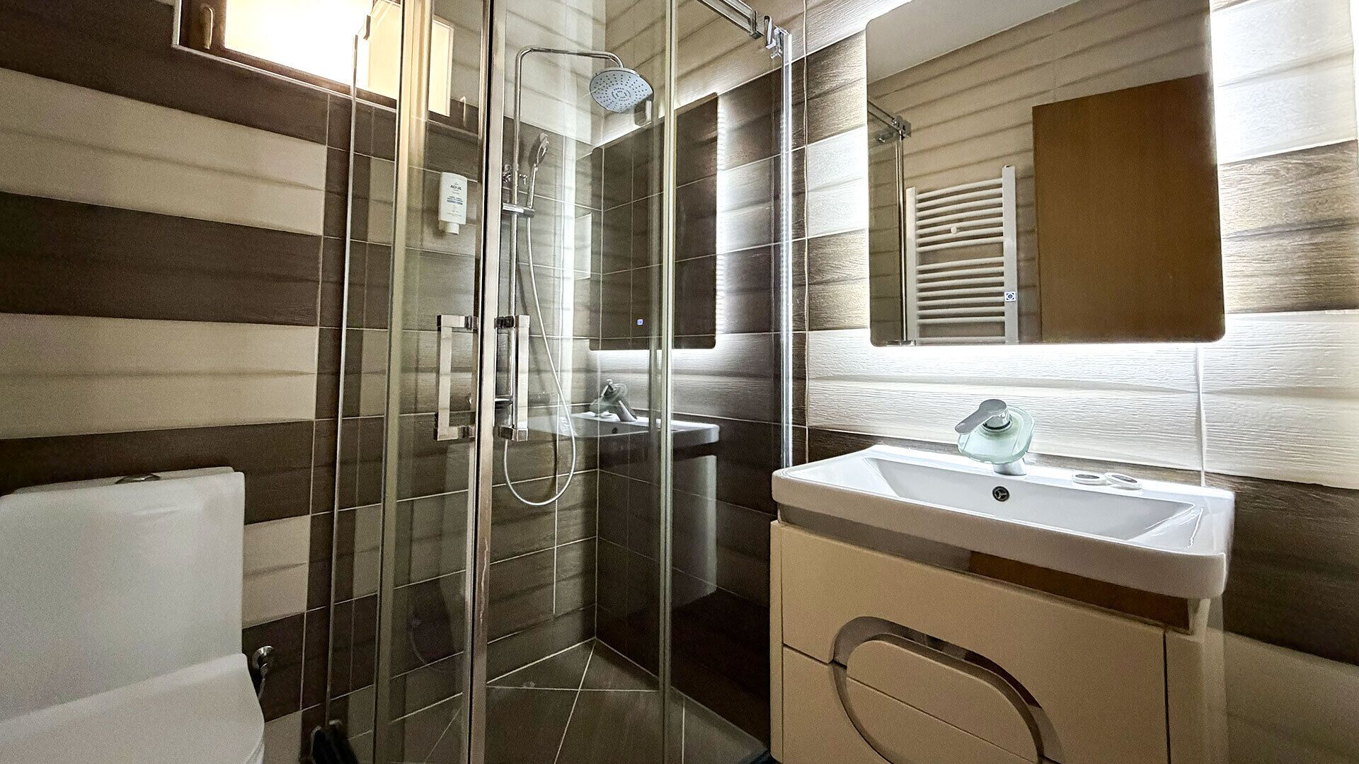 Habitación triple, balcón, vistas a la ciudad | Baño | Ducha, toallas, jabón y champú