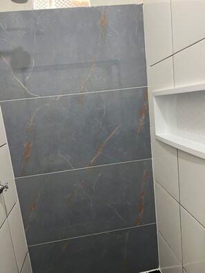 Regadera, toallas, jabón, papel de baño 