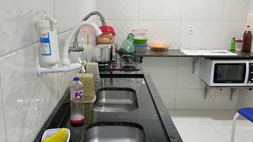 Micro-ondas, talheres/pratos/utensílios de cozinha