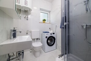 Shower, towels, soap, toilet paper - Apartment close to the beach with balcony and sea view (Dramalj)
