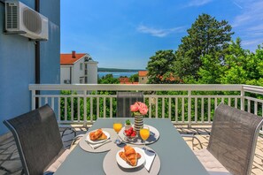 Outdoor dining - Apartment close to the beach with balcony and sea view (Dramalj)