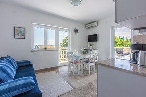 TV - Apartment close to the beach with balcony and sea view (Dramalj)