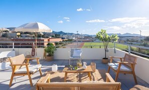 Outdoor dining - Apartment 'Quiet 3-bedroom Rooftop Terrace' with Shared Terrace (Marseille)