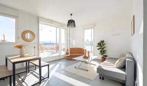 Living area - Apartment 'Quiet 3-bedroom Rooftop Terrace' with Shared Terrace (Marseille)
