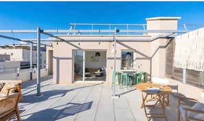 Outdoor dining - Apartment 'Quiet 3-bedroom Rooftop Terrace' with Shared Terrace (Marseille)