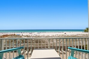 Outdoor dining - Large 3 Bedroom Beachfront Condo - Sleeps 10! Free Seasonal Beach Service! (Fort Walton Beach)