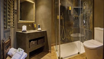 Premium tweepersoonskamer, uitzicht op stad | Badkamer | Een haardroger, handdoeken, zeep, shampoo
