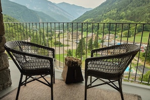Chambre Junior double, balcon, vue sur la montagne | Terrain de lâhĂ©bergement