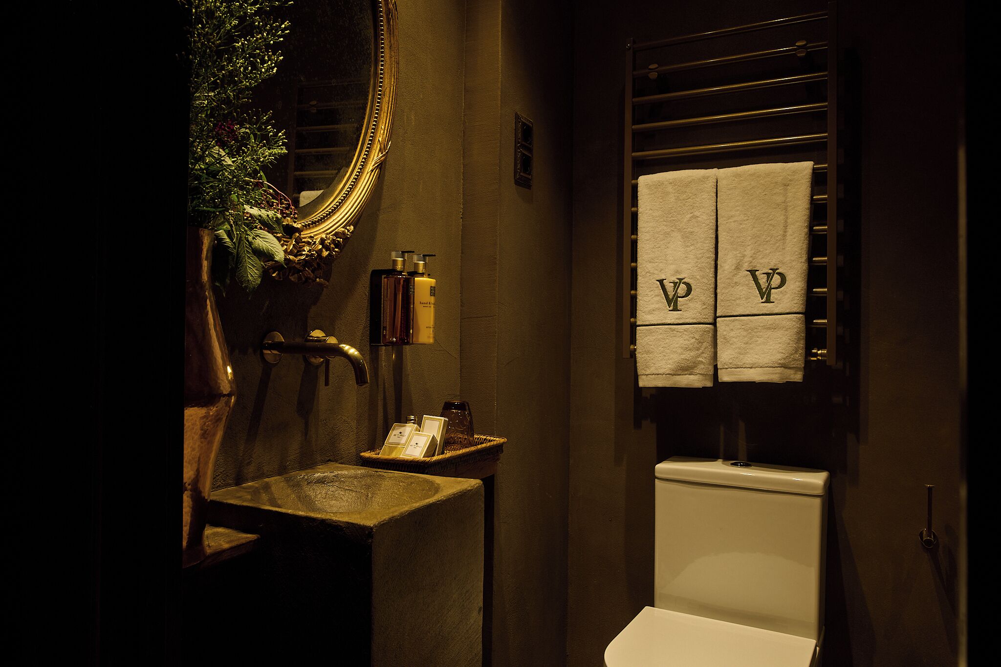 Standard Double Room, Courtyard View | Bathroom | Hair dryer, towels, soap, shampoo