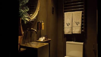 Standard Double Room, Courtyard View | Bathroom | Hair dryer, towels, soap, shampoo