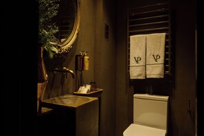 Standaard tweepersoonskamer, uitzicht op de binnenplaats | Badkamer | Een haardroger, handdoeken, zeep, shampoo