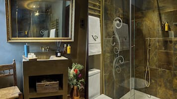 Habitación Premium doble, vistas a la ciudad | Baño | Secador de pelo, toallas, jabón y champú
