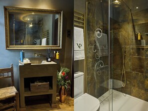 Premium tweepersoonskamer, uitzicht op stad | Badkamer | Een haardroger, handdoeken, zeep, shampoo