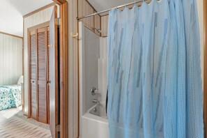 Bathroom - Just Beachy: Short walk to Beach | Hot Tub (Waves)