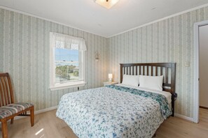3 bedrooms, iron/ironing board, WiFi, bed sheets - Just Beachy: Short walk to Beach | Hot Tub (Waves)