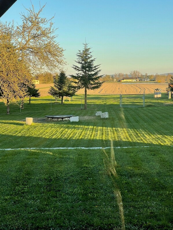 A grassy field with trees and a clear sky. - Apartment “LandSuite Schaunbergblick” with Private Terrace and Wi-Fi (Au bei Brandstatt)