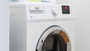 Eine Waschmaschine mit Frontlader und digitaler Anzeige sowie ein Trockner mit Frontlader.