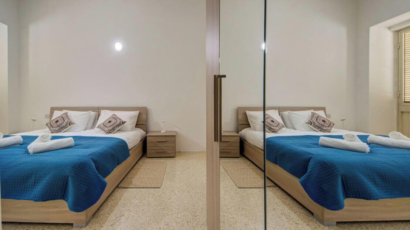 Desk, iron/ironing board, WiFi, bed sheets