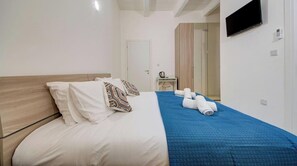 Desk, iron/ironing board, WiFi, bed sheets