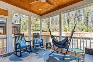 Terrace/patio - Modern 3BR Near DT Durham Screened Porch (Durham)