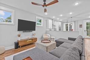 Living area - Modern 3BR Near DT Durham Screened Porch (Durham)