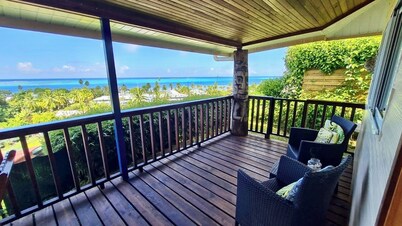 Bungalow, pool, sunset, view of the lagoon and Bora Bora PK 8,9. Tenape.