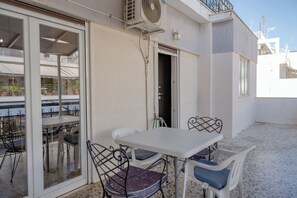 Outdoor dining - Marina Zeas Bella Vista (Pireas)