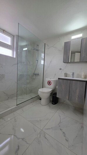 Bathroom - Marina Zeas Bella Vista (Pireas)