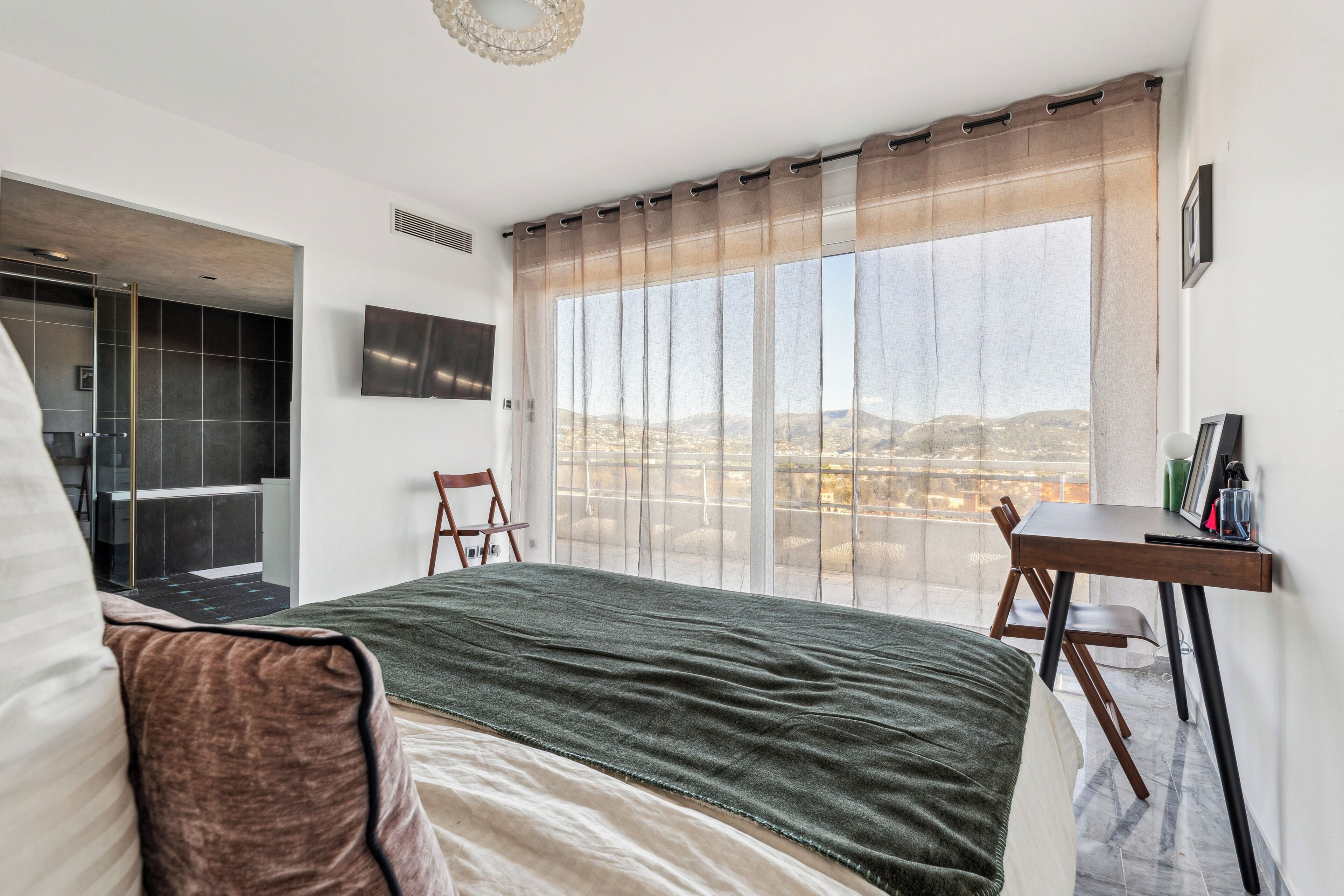 4 habitaciones, tabla de planchar con plancha, wifi y ropa de cama 
