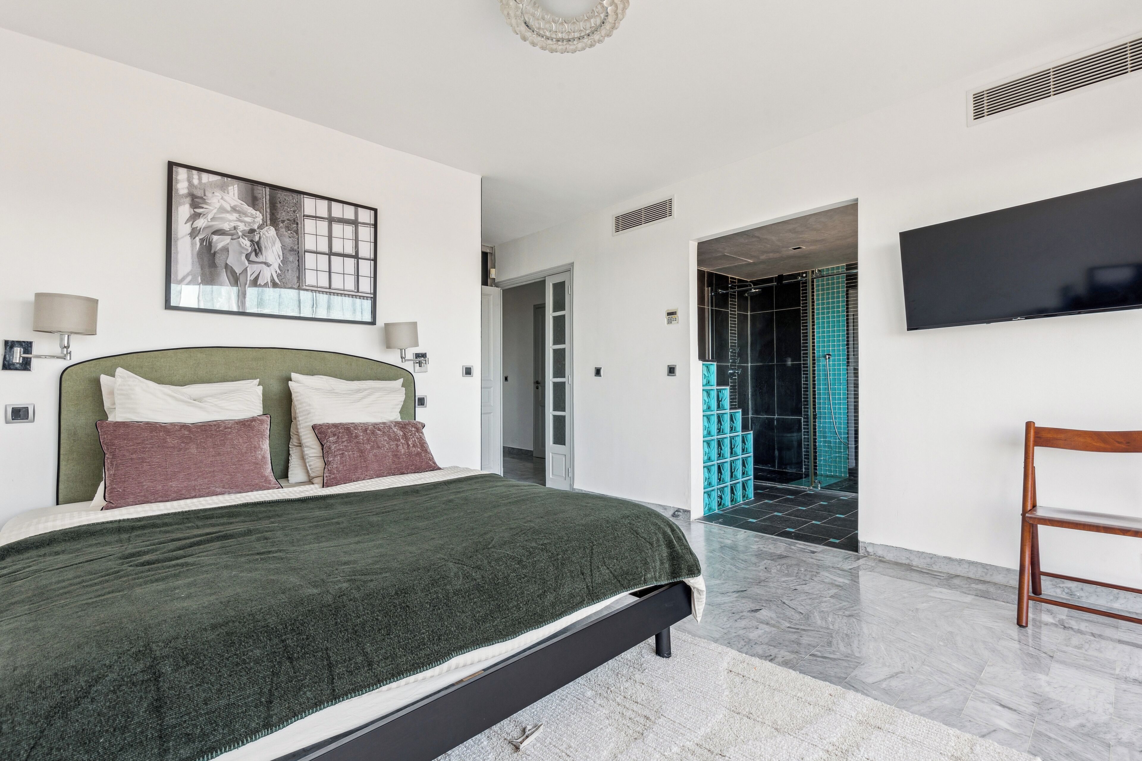 4 bedrooms, iron/ironing board, WiFi, bed sheets