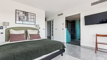 4 bedrooms, iron/ironing board, WiFi, bed sheets