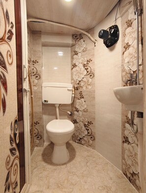 Habitación Deluxe con 1 cama matrimonial o 2 individuales, aire acondicionado | Baño | Amenidades de baño gratuitas, toallas, jabón, shampoo 