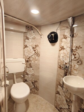 Habitación Deluxe con 1 cama matrimonial o 2 individuales, aire acondicionado | Baño | Amenidades de baño gratuitas, toallas, jabón, shampoo 