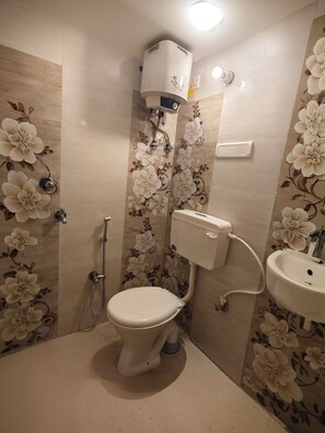 Habitación Deluxe con 1 cama matrimonial o 2 individuales, aire acondicionado | Baño | Amenidades de baño gratuitas, toallas, jabón, shampoo 