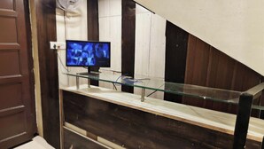 Et moderne interiør med en glashylde, en skærm og en ventilator.