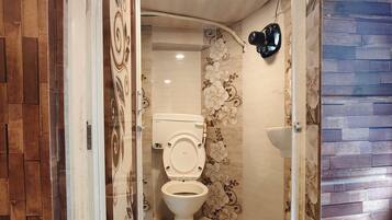 Deluxe Double or Twin Room, Air conditioning | Bathroom