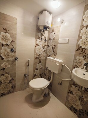 Habitación Deluxe con 1 cama matrimonial o 2 individuales, aire acondicionado | Baño | Amenidades de baño gratuitas, toallas, jabón, shampoo 